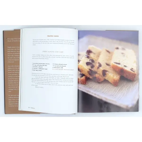 HOW TO BE A DOMESTIC GODDES (Baking and The Art of Comfort Cooking), Nigella Lawson, 2001, Chatto & Windus, 374 sayfa, 20x25 cm...