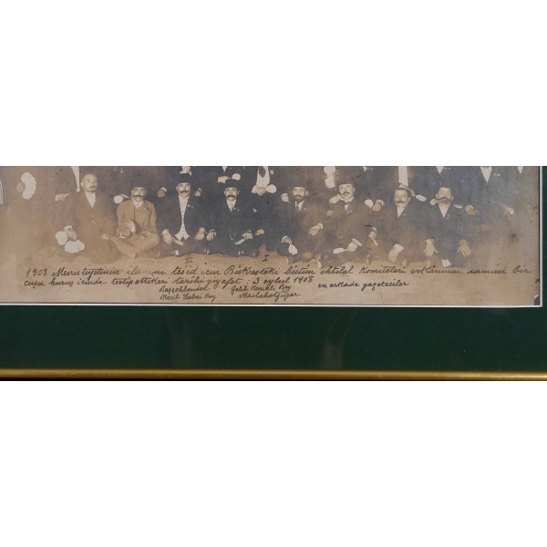 Meşrutiyet´in ilanından önce Avrupa´da faaliyette bulunan ihtilal komitelerinin Meşrutiyet´in ilanından sonra Bükreş´te huşu içinde yedikleri yemeğin hatırası, 1908, çerçevesiyle birlikte 43x53 cm...