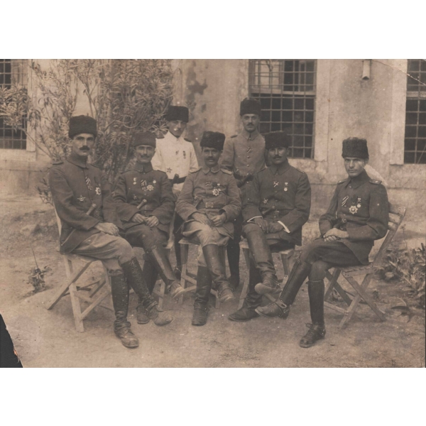 Alman Demir Haç Madalyası ve Mecidiye Nişanlı Osmanlı subaylarının hatıra fotoğrafı, 16x12 cm...