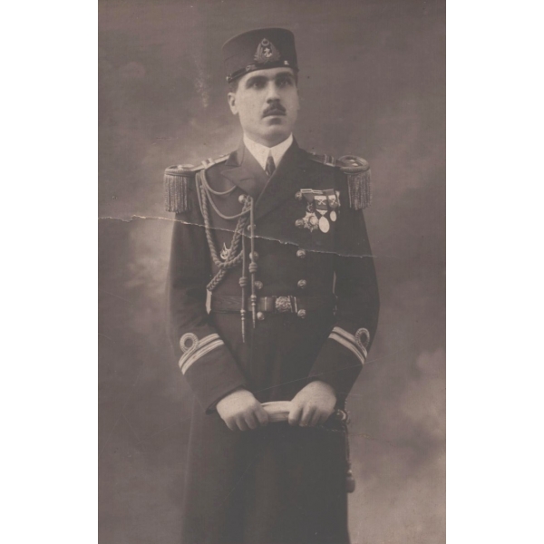 Madalyalı Osmanlı Donanma subayının stüdyo hatıra fotoğrafı, Fotografia Oriental, C. Rodriguez (Rosario, Arjantin), 16x24 cm...