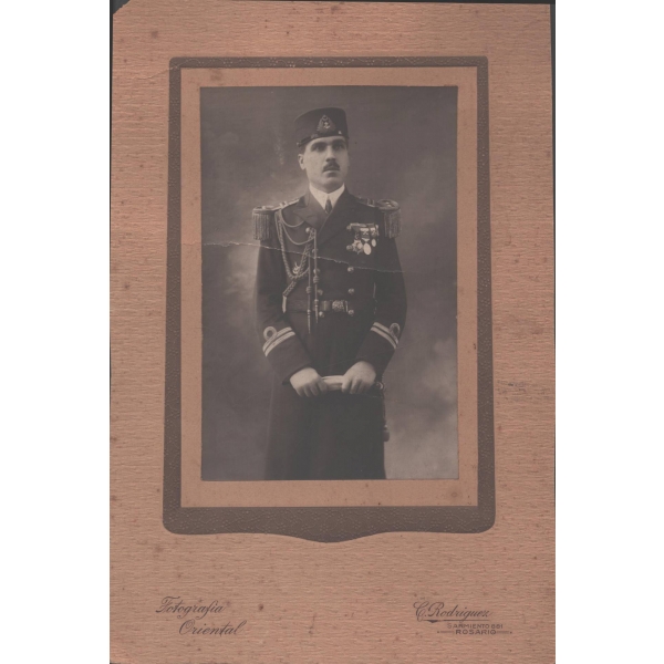 Madalyalı Osmanlı Donanma subayının stüdyo hatıra fotoğrafı, Fotografia Oriental, C. Rodriguez (Rosario, Arjantin), 16x24 cm...