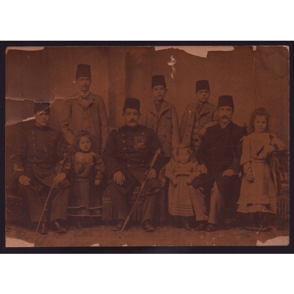 Osmanlı subayları ve memurlarından Miralay Osman Bey, Mülkiyeli Mustafa Bey ve Fikret İsmet Bey´in aile üyeleriyle aldırdıkları stüdyo hatıra fotoğrafı, 14x20 cm...