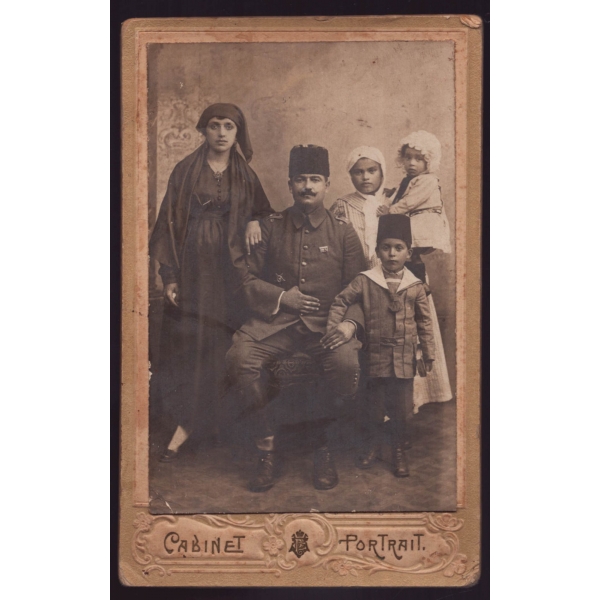 Çanakkale harp madalyalı bir Osmanlı subayının ailesiyle birlikte aldırdığı stüdyo hatıra kabin fotoğrafı, 11x17 cm...