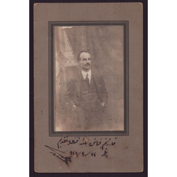 Şık giyimli bir beyefendinin kardeşine ithafen imzalığı stüdyo hatıra fotoğrafı, 1918, 11x17 cm...