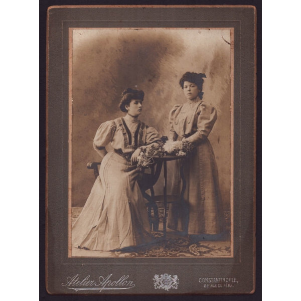 Şık giyimli iki hanımefendinin stüdyo hatıra kabin fotoğrafı, Atelier Apollon Fotoğrafhanesi (Constantinople), 13x18 cm...
