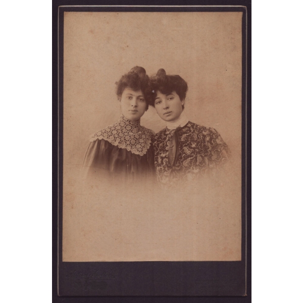 Kafa kafaya vermiş iki zarif hanımefendinin stüdyo hatıra kabin fotoğrafı, Atelier Apollon Fotoğrafhanesi (Constantinople), 11x17 cm...