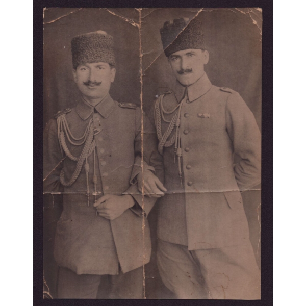 Yaver kordonlu iki Osmanlı subayının kol kola aldırdıkları kardeşlik hatırası, 10x14 cm...
