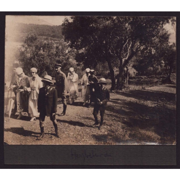 İşgal İstanbul'unda, bir Osmanlı ailesinin işgal kuvvetlerinden Fransız subaylarla çıktıkları Beykoz ve Heybeliada gezilerinde çekilmiş hatıra fotoğrafları, 11x7 cm...