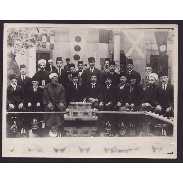 Medresetü´l Hattatin´deki ikinci icazet merasimi vesilesiyle İslam Eserleri Müzesi bahçesinde toplanan muallimler ve talebelerin hatıra fotoğrafı, 27 Kasım 1923, 24x16 cm...