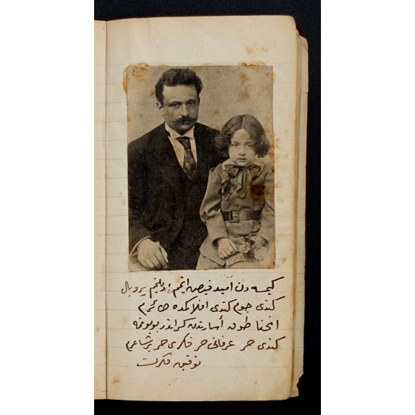 Namık Kemal´in yanı sıra kucağındaki oğlu Haluk Fikret´le beraber poz veren Tevfik Fikret´in fotoğrafının bulunduğu şiir defteri, 10x19 cm...