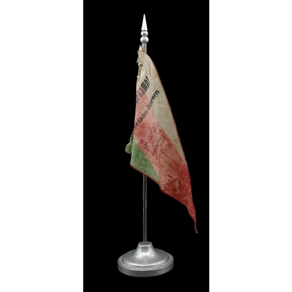 27 Nisan 1952 tarihinde Almanya´nın Aschaffenburg şehrinde Almanya ve Türkiye arasında düzenlenen güreş müsabakasınının hatıra bayrağı, 44x31 cm...