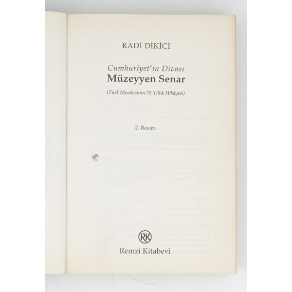 CUMHURİYET´İN DİVASI MÜZEYYEN SENAR (Türk Musikisinin 75 Yıllık Hikâyesi), Radi Dikici, 2005, Remzi Kitabevi, 381 sayfa, 14x20 cm...