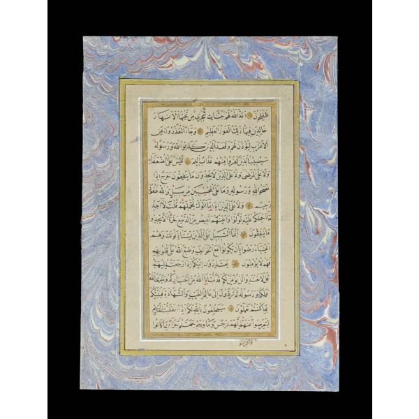 Tevbe Suresi´nin 89 ile 95 arasındaki ayetlerinin yazılı olduğu el yazması Kur´an-ı Kerim sahifesi, ebru pervazlı, altın tezhipli, 12x17 cm...