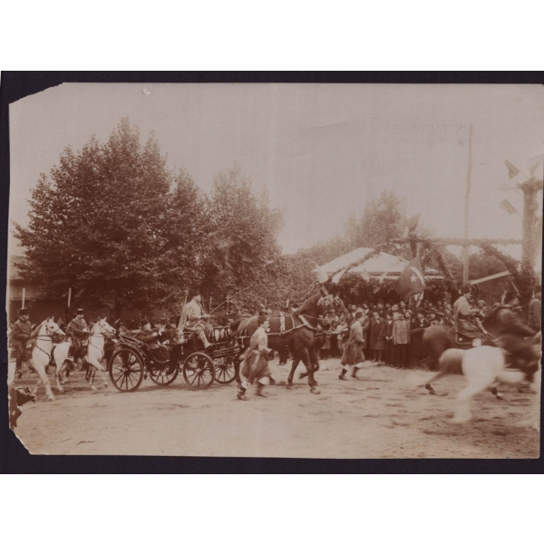 Özel trenle İzmit´e avdet eden Sultan Mehmed Reşad´ı saltanat arabasıyla Kasr-ı Hümayun´a giderken gösteren enstantane sepya fotoğraf, 27 Ekim 1909 tarihli, 17x12 cm...
