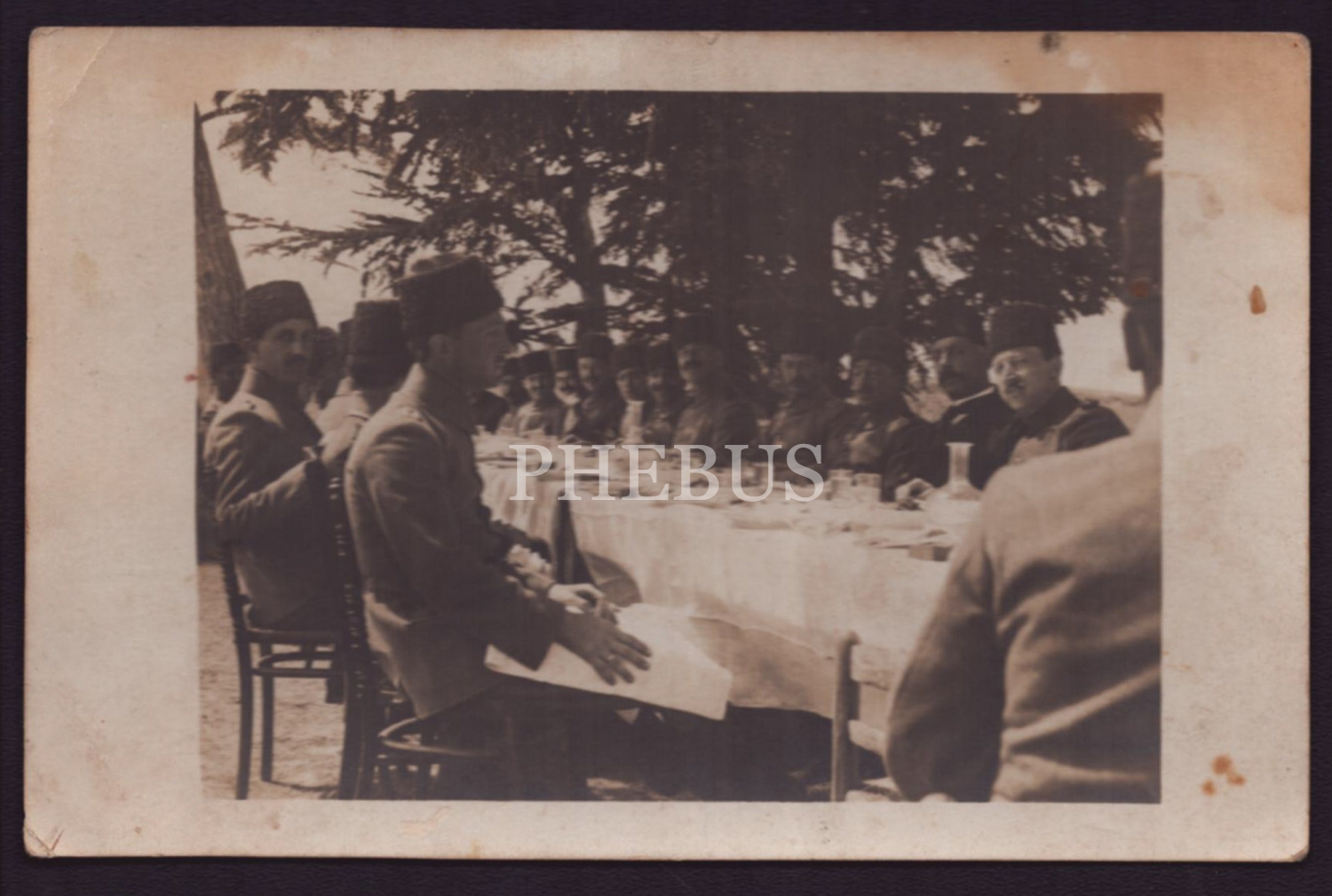 Sultan Abdülmecid´in torunu Şehzade Abdülhalim Efendi Cihan Harbi´nde subaylarla birlikte yemek yerken, 14x9 cm...