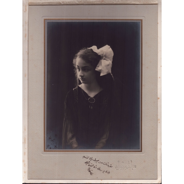 Son Halife Abdülmecid Efendi´nin kızı Dürrüşehvar Sultan´dan ithaflı ve imzalı fotoğraf, Sebah&Joailler (Constantinople), 24x32 cm...