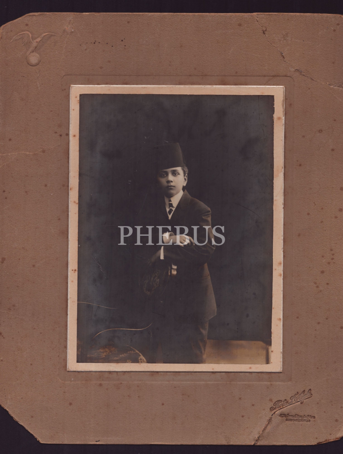 Sultan Beşinci Murad´ın torunu Şehzade Osman Fuad Efendi´nin Kasım 1908 tarihinde, 13 yaşındayken aldırdığı stüdyo hatıra fotoğrafı, Photo L´Aigle (Constantinople), paspartusuyla birlikte 30x36 cm...