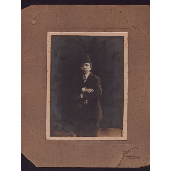 Sultan Beşinci Murad´ın torunu Şehzade Osman Fuad Efendi´nin Kasım 1908 tarihinde, 13 yaşındayken aldırdığı stüdyo hatıra fotoğrafı, Photo L´Aigle (Constantinople), paspartusuyla birlikte 30x36 cm...