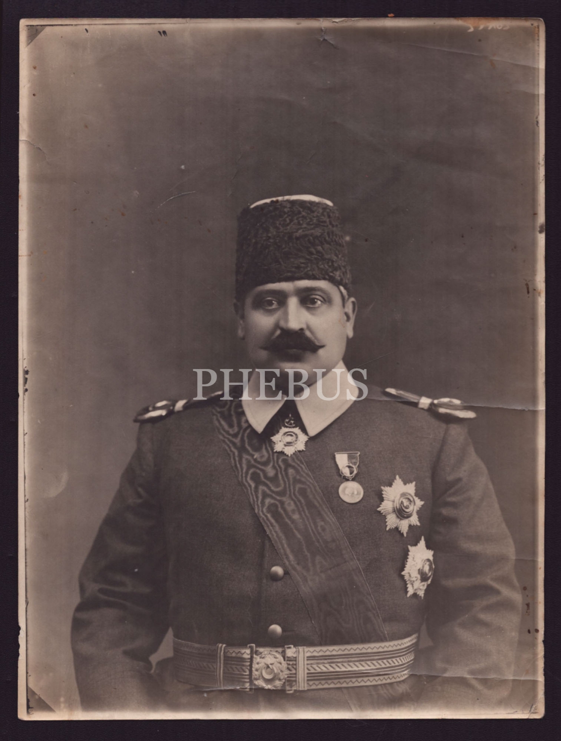 İttihat ve Terakki Cemiyeti´nin kurucularından Talat Paşa´nın, Maliye Nazırı olduğu dönemde madalya ve nişanlarıyla bezeli üniformasıyla aldırdığı çok nadir bir stüdyo hatıra fotoğrafı,18x24 cm...