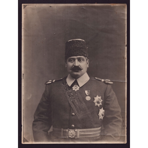 İttihat ve Terakki Cemiyeti´nin kurucularından Talat Paşa´nın, Maliye Nazırı olduğu dönemde madalya ve nişanlarıyla bezeli üniformasıyla aldırdığı çok nadir bir stüdyo hatıra fotoğrafı,18x24 cm...