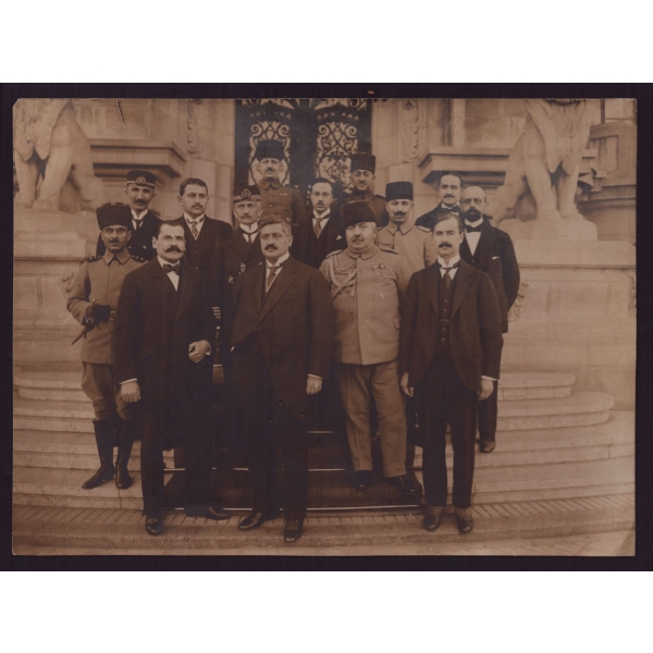 Son sadrazamlardan Talat Paşa ile Ahmed İzzet (Furgaç) Paşa´nın Almanya´da, bir kamu binası önünde Osmanlı ve Alman temsilcilerle aldırdıkları toplu hatıra fotoğrafı, 23x16 cm...