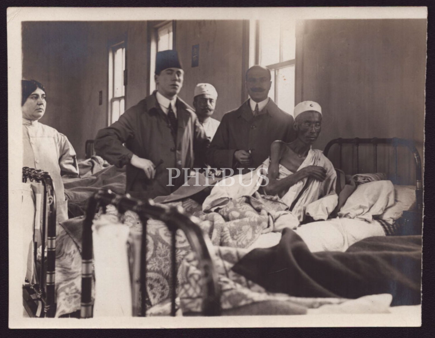 Balkan Harbi döneminden, muhtemelen cephede kaptığı bir hastalık sebebiyle olağanüstü zayıflayan bir askerin hastanede tedavi edilirken çekilmiş fotoğrafı, 13x10 cm...