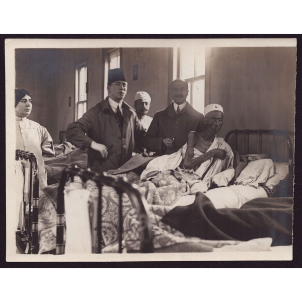 Balkan Harbi döneminden, muhtemelen cephede kaptığı bir hastalık sebebiyle olağanüstü zayıflayan bir askerin hastanede tedavi edilirken çekilmiş fotoğrafı, 13x10 cm...