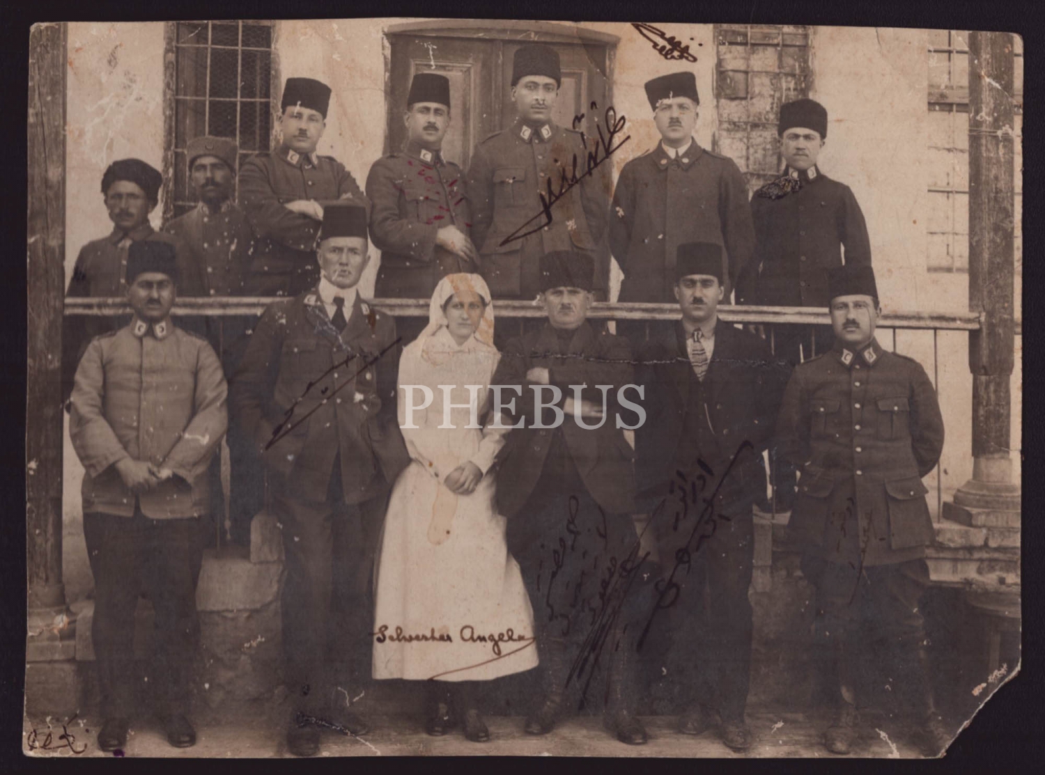 Cihan Harbi döneminden Hilal-i Ahmer Hastanesi´nde vazifeli Türk-Alman doktor ve hemşirelerin kendilerinden ıslak imzalı toplu hatıra fotoğrafı, 20x15 cm...