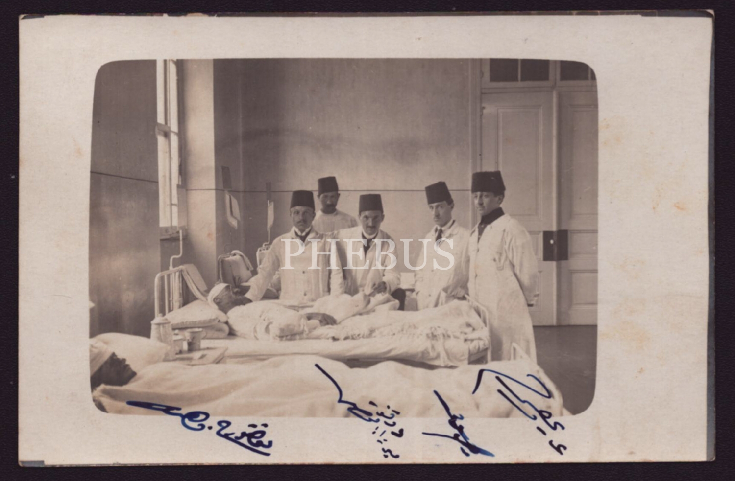 Cihan Harbi döneminden, yaralı bir askeri tedavi eden Hilal-i Ahmer doktorlarının hatıra fotoğrafı, 1917 tarihli, arka yüzü Osmanlıca açıklamalı, 14x9 cm...