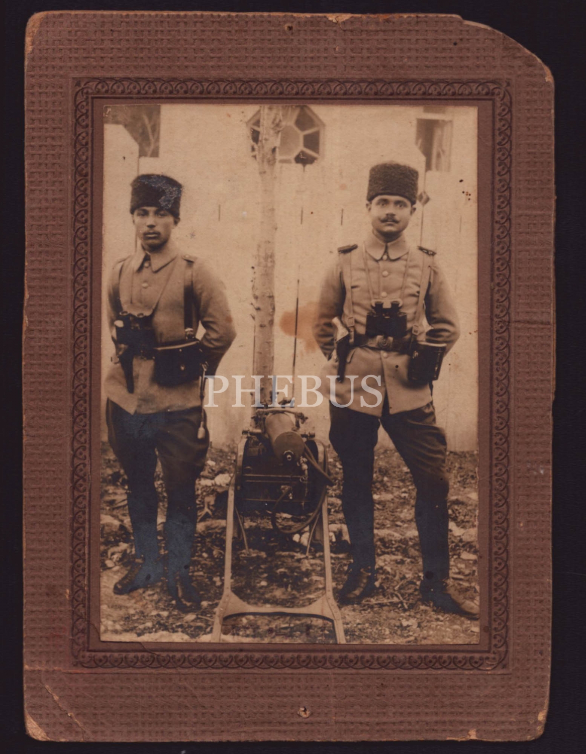 Ayastefanos´ta (Yeşilköy) bulunan makinalı tüfek bölüğünde görevli iki mülazım-ı saninin (teğmen) makinalı tüfek başında aldırdıkları hatıra fotoğrafı, 1917 tarihli, ithaflı ve imzalı, paspartusuyla birlikte 14x19 cm...