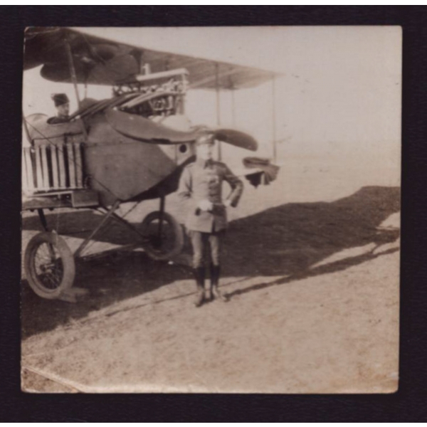 Cihan Harbi döneminden Ayastefanos (Yeşilköy) Tayyare Karargahı´nda fotoğraf çekilen havacı bröveli bir tayyareci pilot, 1916 tarihli, arka yüzü Osmanlıca açıklamalı, 6x6 cm...