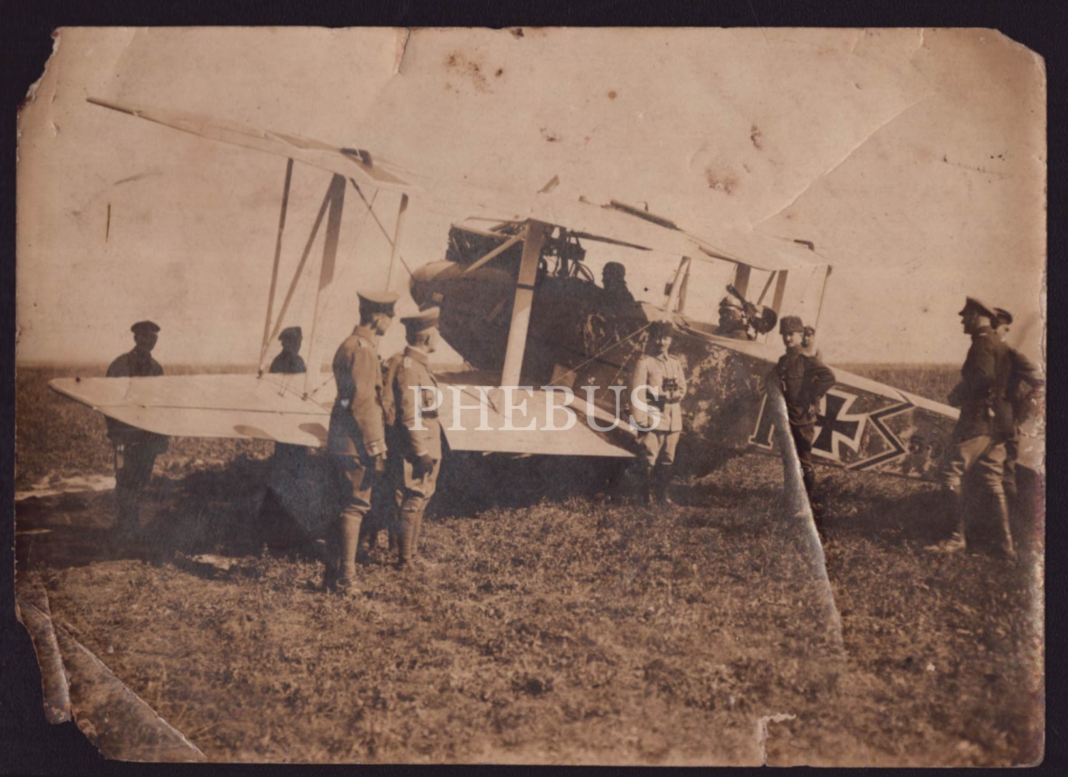 Cihan Harbi döneminden bir Alman tayyaresi önünde hatıra fotoğrafı çektiren Türk ve Alman pilotlar, 17x12 cm...