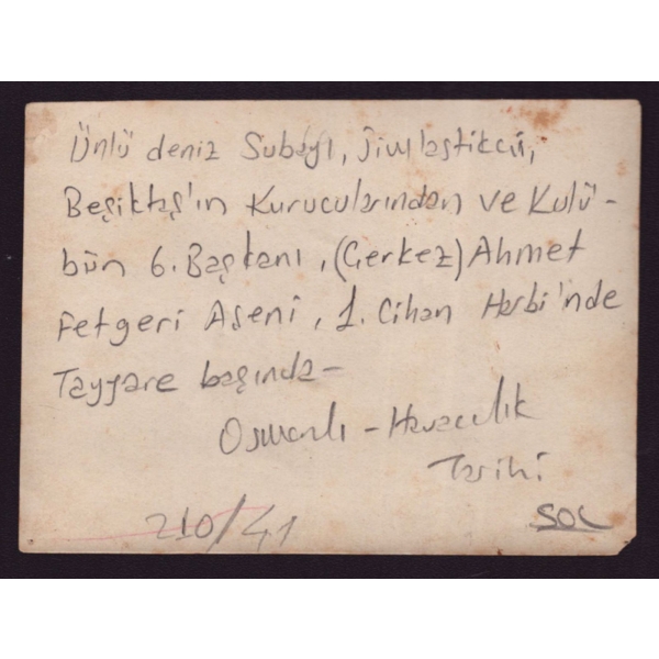 Beşiktaş Jimnastik Kulübü´nün 6. başkanı Ahmet Fetgeri Aşeni´nin, Cihan Harbi döneminde bir tayyare başında aldırdığı hatıra fotoğrafı, 11x8 cm...