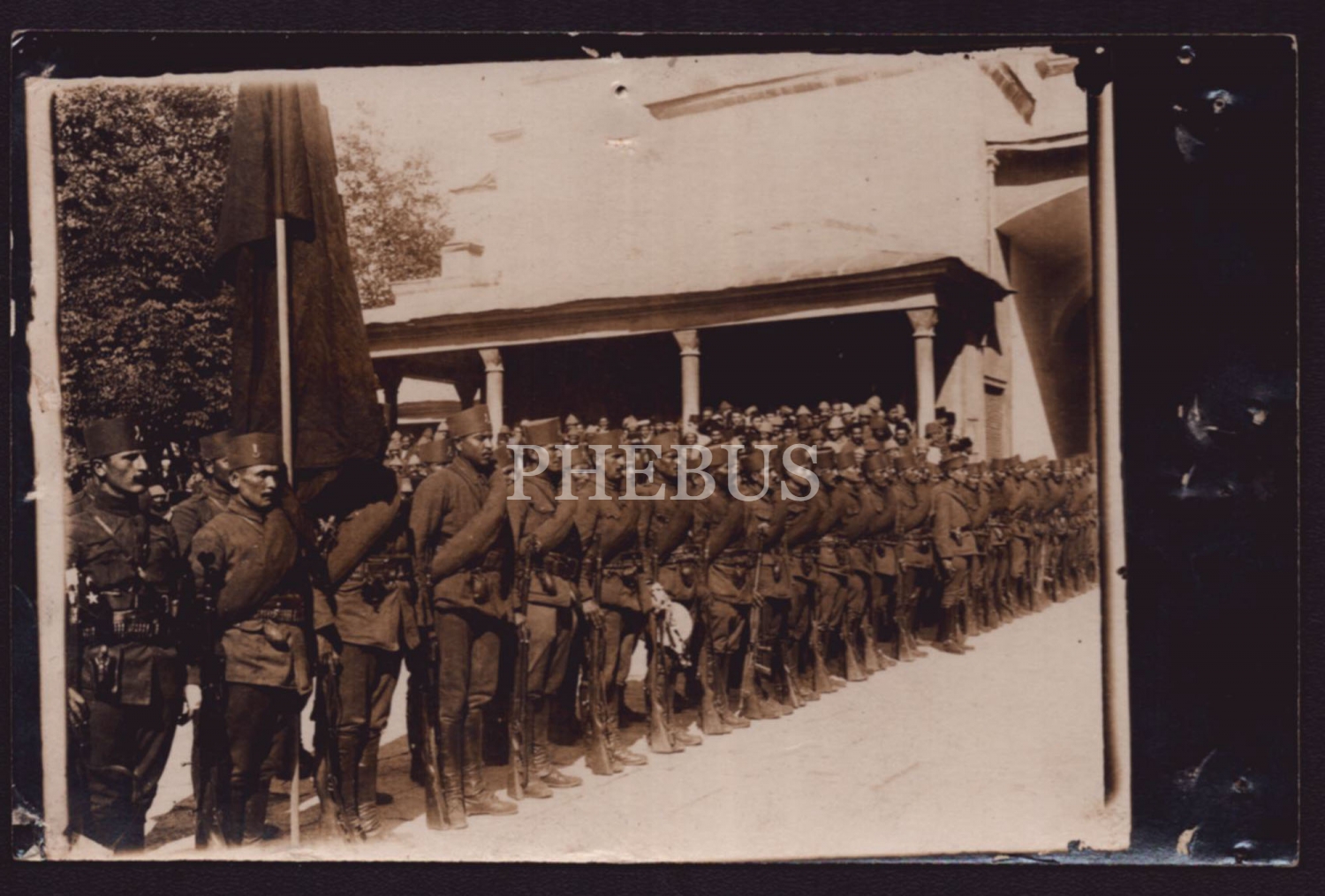 Cihan Harbi döneminden sancaklarıyla tören duruşuna geçen bir jandarma birliği, arka yüzü arşiv damgalı, 14x9 cm...