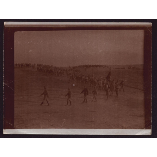 Çanakkale´de alay sancağıyla cephe alanına intikal eden Osmanlı ordusu, 12x9 cm...