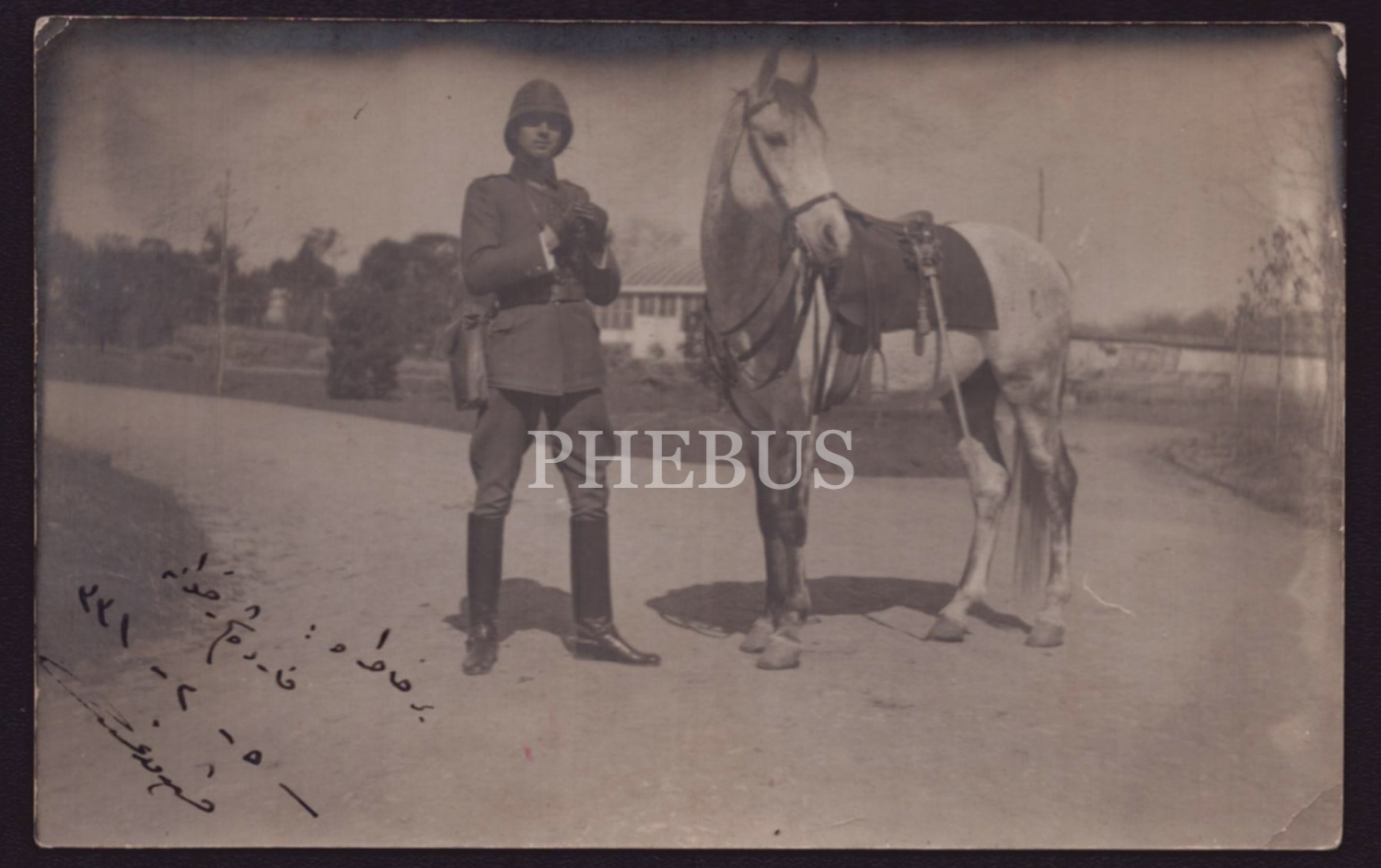 Çanakkale Harbi´nde vazifeli bir mülazım-ı saninin (teğmen) atının başında çektirdiği ithaflı ve imzalı, 1331 (1914) tarihli hatıra fotoğrafı, 14x9 cm...