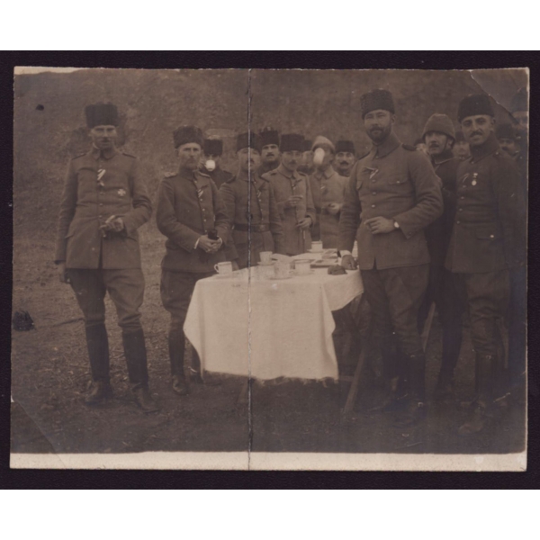 Cihan Harbi döneminden cephede çay keyfi yaptıkları anı ölümsüzleştirerek psikolojik harpte üstünden sağlamaya çalışan Osmanlı subayları, 11x9 cm...