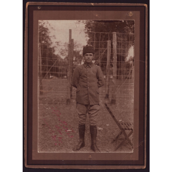 Cihan Harbi´nde esir düşen bir Türk subayının Seydibeşir Esir Kampı´nda aldırdığı hatıra fotoğrafı, ithaflı ve imzalı, paspartusuyla birlikte 15x20 cm...