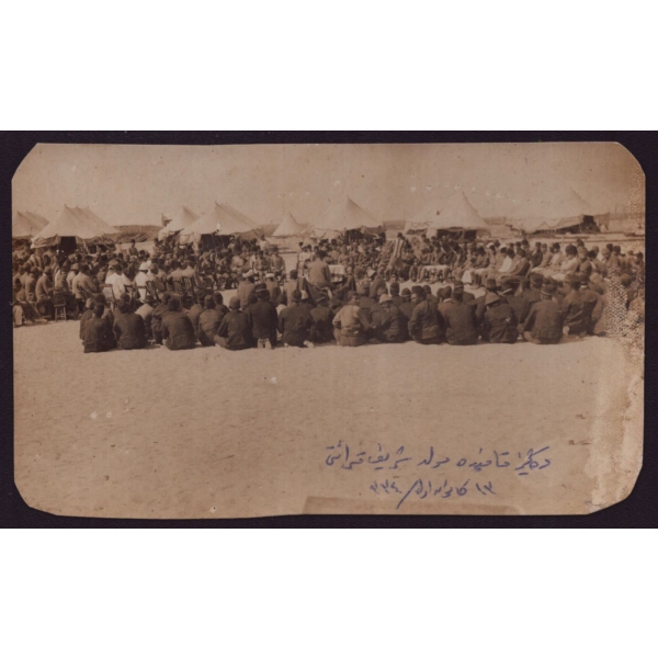 Cihan Harbi´nde esir düşen Türkleri esir kampında mevlid-i şerif okurken gösteren 1334 (1918) tarihli fotoğraf, Osmanlıca açıklamalı, 14x9 cm...