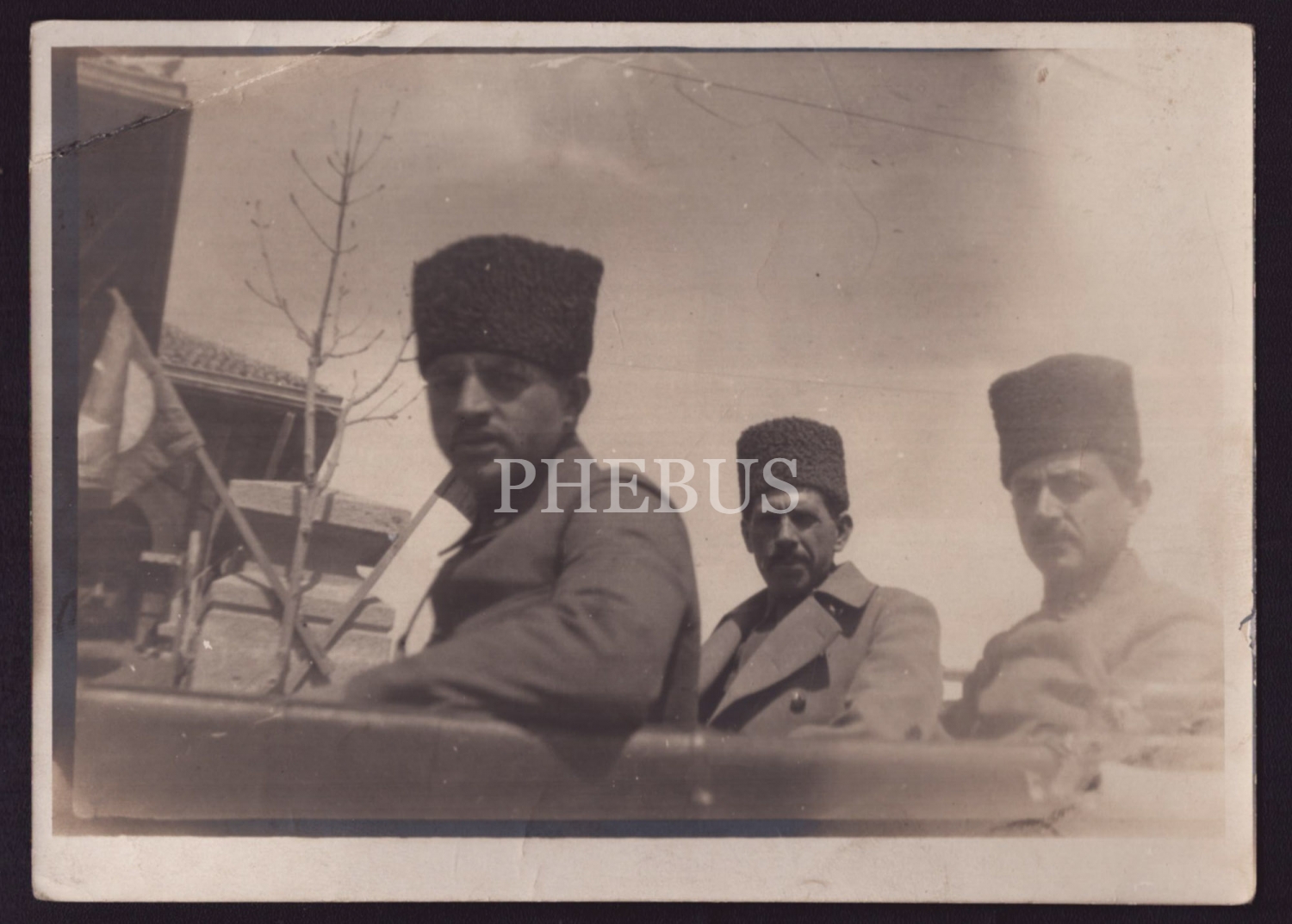Milli Mücadele döneminden Kazım (Özalp) Paşa ile Recep Zühtü (Soyak) Paşa´nın otomobilde alınmış hatıra fotoğrafı, 18x13 cm...