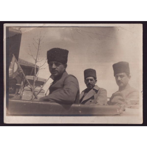 Milli Mücadele döneminden Kazım (Özalp) Paşa ile Recep Zühtü (Soyak) Paşa´nın otomobilde alınmış hatıra fotoğrafı, 18x13 cm...