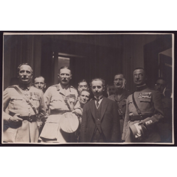 Mudanya Mütarekesi sonrası İtilaf Devletleri´nin temsilcileriyle hatıra fotoğrafı çektiren İsmet İnönü, 11 Ekim 1922, Foto Ferit İbrahim soğuk damgalı, 14x9 cm...