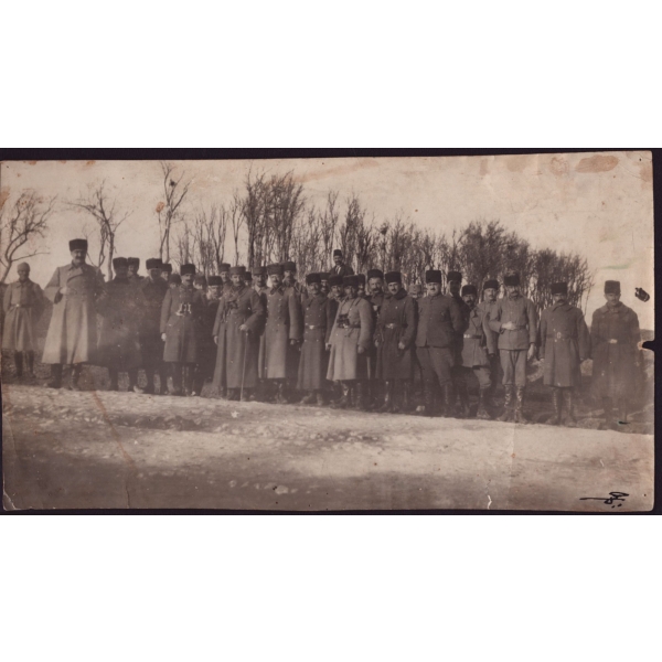 Milli Mücadele döneminden aralarında Fevzi Çakmak ile İsmet İnönü´nün de bulunduğu subayların toplu hatıra fotoğrafı, 23x12 cm...