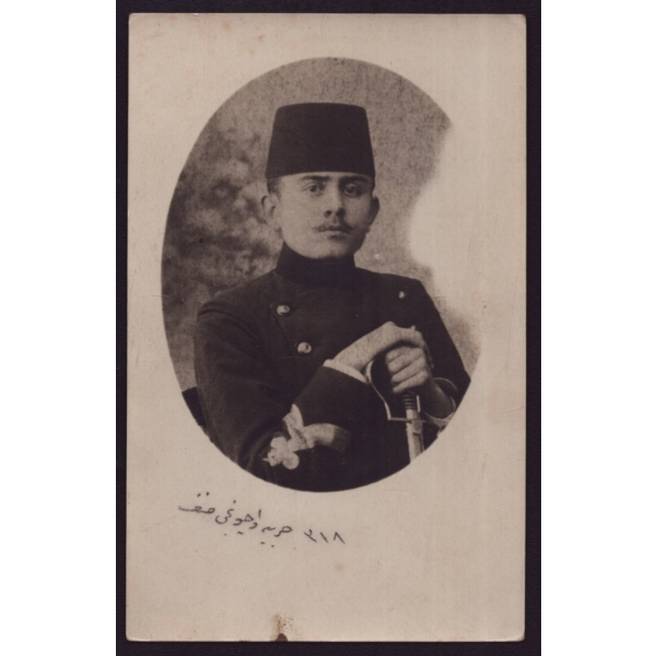 Kazım Karabekir´in, 1318 (1902) yılında, Harbiye Mektebi´nin üçüncü sınıfındayken aldırdığı stüdyo hatıra fotoğrafı, 9x14 cm...