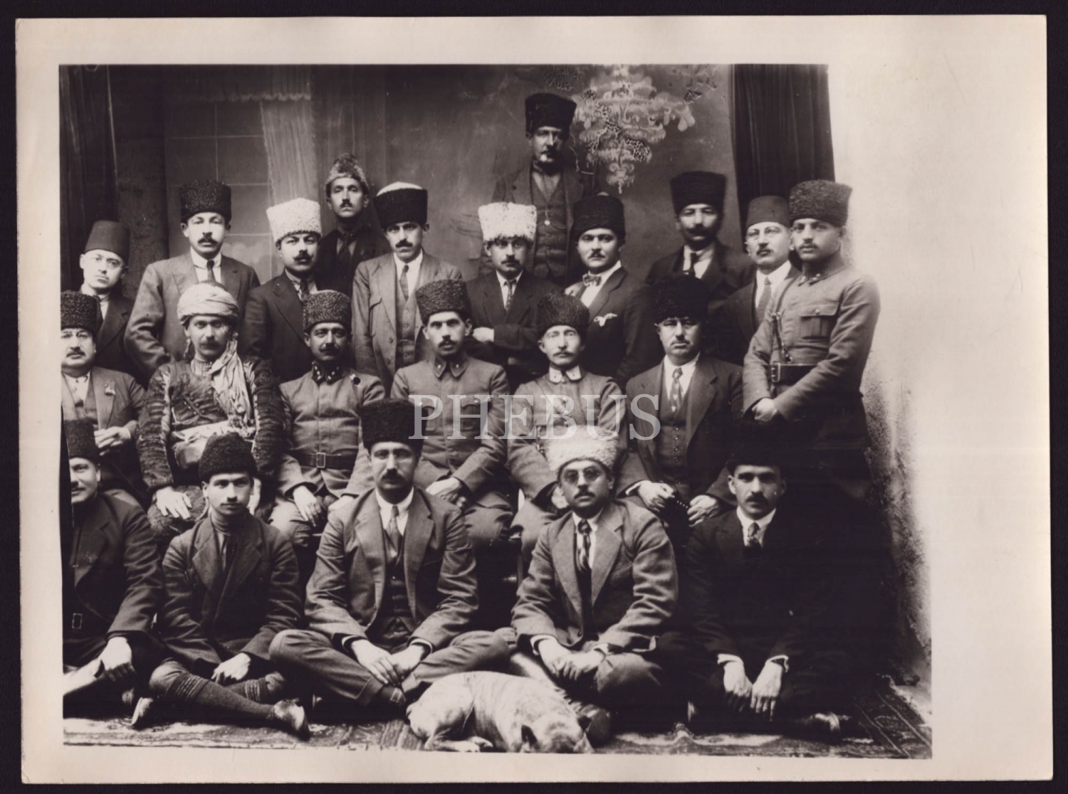 Celal Bayar, Yunus Nadi ve Kazım Özalp´in de aralarında bulunduğu Kuvayi Milliye ileri gelenlerinin toplu hatıra fotoğrafı, 24x18 cm...
