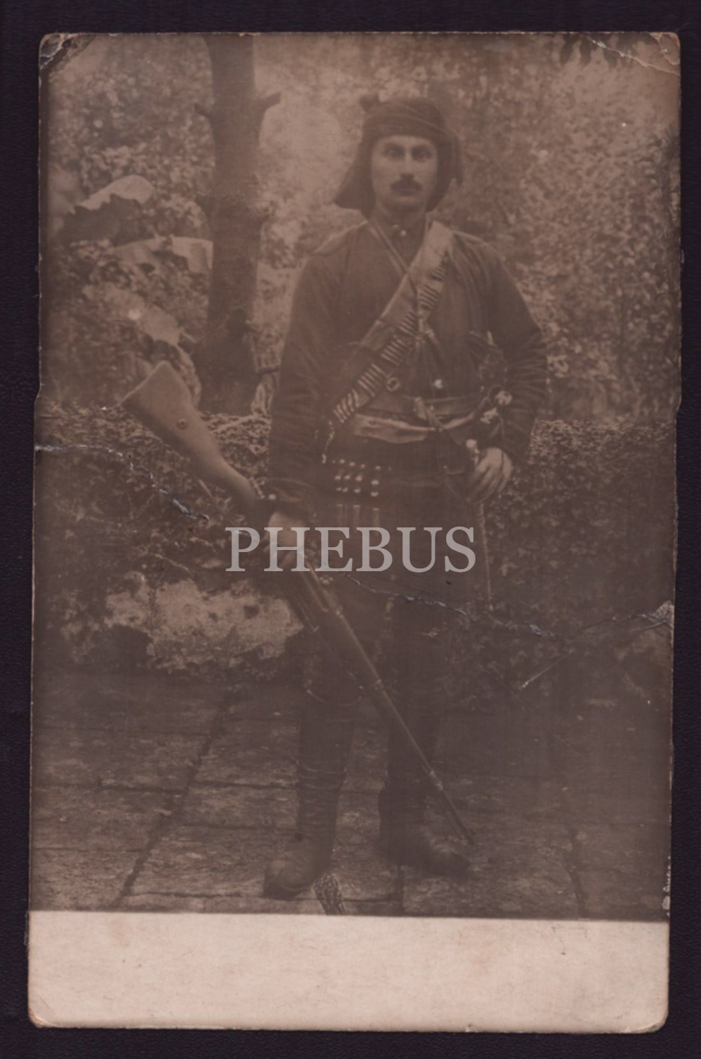 Mustafa Kemal Atatürk´ün koruması Topal Osman Ağa´nın tüfeği ve yöresel kıyafeti ile aldırdığı fotoğrafı, 9x14 cm...