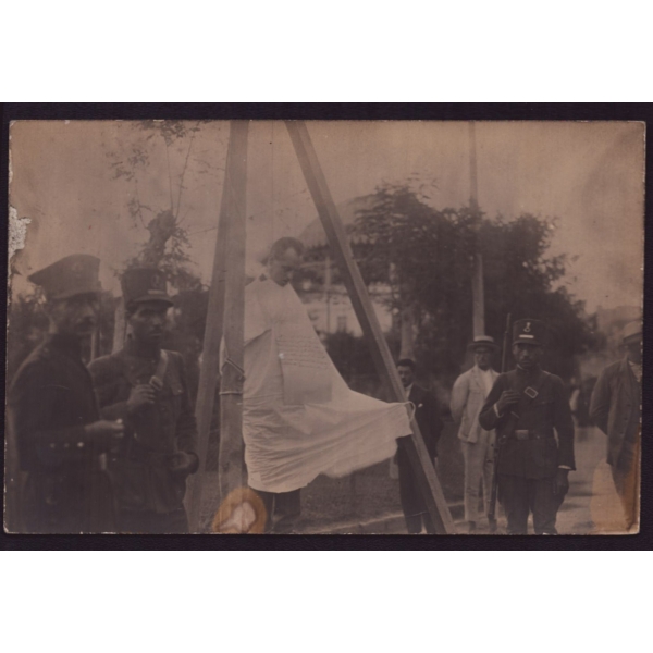 Atatürk´e karşı planlanan İzmir Suikasti´nin perde arkasındaki isimlerinden biri olduğu gerekçesiyle idam edilen İsmail Canpolat´ın, boynunda yaftasıyla darağacında çekilmiş son fotoğrafı, 16 Nisan 1926 tarihli, 14x9 cm...