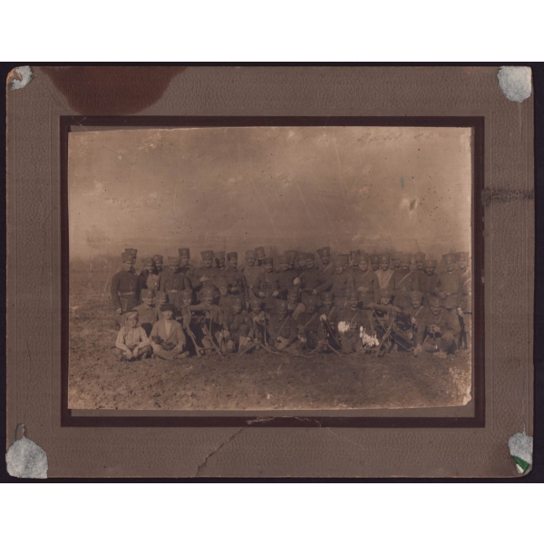 Milli Mücadele döneminden bir mitralyöz bölüğünün kendilerine rehberlik eden köylülerle aldırdıkları toplu hatıra fotoğrafı, paspartusuyla birlikte 22x18 cm...