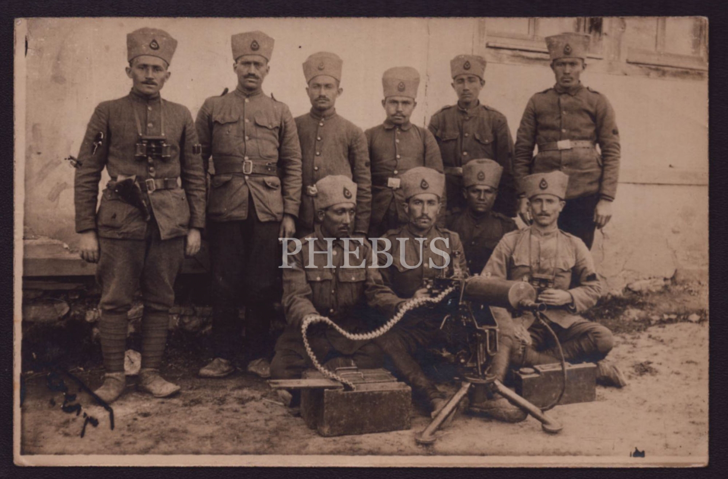 Milli Mücadele döneminden mitralyözleri ile hatıra fotoğrafı çektiren Kuvayi Milliyeciler, 1338 (1922) tarihli, 14x9 cm...