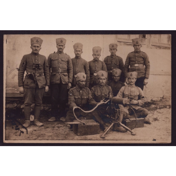 Milli Mücadele döneminden mitralyözleri ile hatıra fotoğrafı çektiren Kuvayi Milliyeciler, 1338 (1922) tarihli, 14x9 cm...